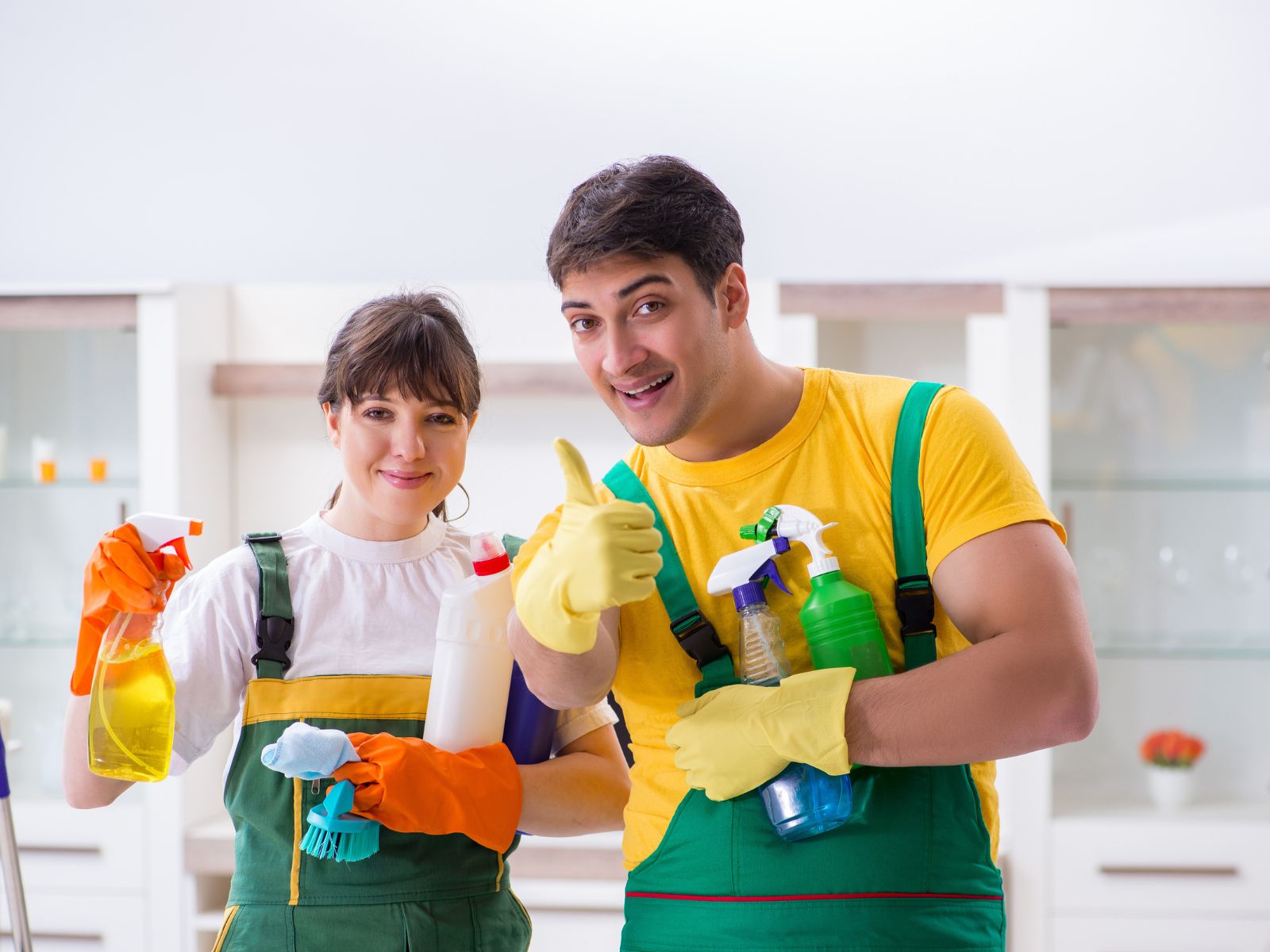 How do cleaners clean windows properly