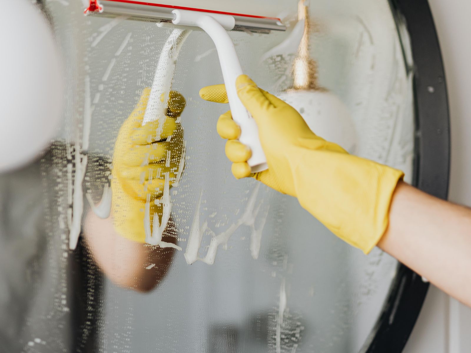 How do cleaners handle pet hair removal